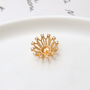 Vue macro détaillée d'un capuchon de fleur couronne doré avec accents de zircone blanche