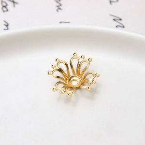 Gros plan sur coupelle en laiton doré ajouré pour la création de bijoux de mariée vintage