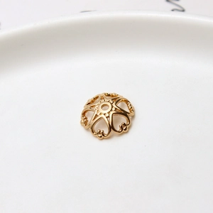 Détail d'une coupelle fleur filigrane dorée pour accessoires de cheveux et bijoux DIY