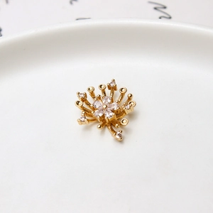 Gros plan détaillé d'un accessoire de bijou doré en forme de fleur avec zircons brillants