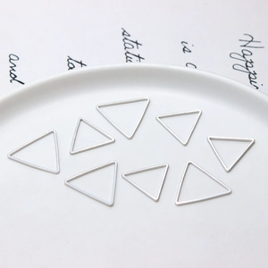 Lot de 8 pendentifs triangulaires argentés minimalistes pour boucles d'oreilles