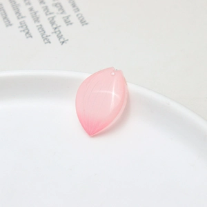 Détail d'un pendentif pétale rose translucide avec textures radiales pour bijoux artisanaux