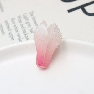 Gros plan d'une perle tulipe en résine avec dégradé rose et texture à fines bulles