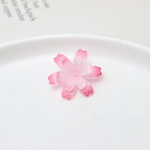 Vue macro de pendentifs fleur de cerisier rose pour bijoux DIY et accessoires cheveux