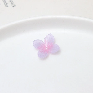Vue macro de breloques tulipes en résine violette translucide pour bijoux DIY