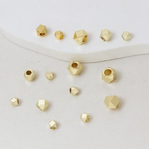 Dettaglio di perline a cubo sfaccettate placcate oro 18K per creazione gioielli
