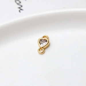 Λήψη macro από χρυσό μενταγιόν καρδιά με ζιργκόν για δημιουργία κοσμημάτων DIY