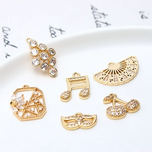 Exquisite Kupfer Zirkonia Anhänger Vergoldet Hohl Fächer Musiknote Maske Kirsche Charms Für DIY Schmuckherstellung Halsketten Zubehör