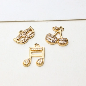 Detail von Mikro-Pave-Zirkon Kirsch-, Musiknoten- und Masken-Anhängern für DIY-Schmuck