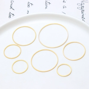 Nahaufnahme vergoldeter geometrischer Ringe für DIY handgefertigte Schmuckherstellung