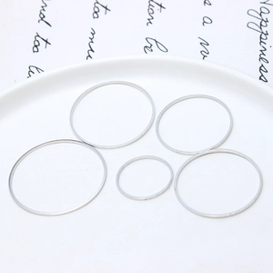 Set mit fünf silbernen minimalistischen runden Ringen für DIY-Schmuckherstellung