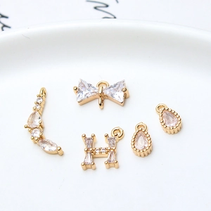 Goldene DIY Schmuckanhänger mit Zirkonia in Schmetterling-, H- und Tropfenform