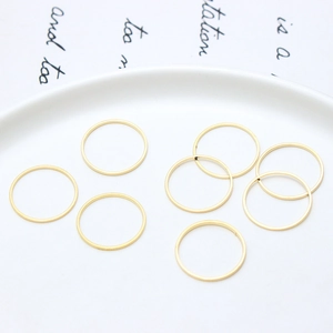 Acht vergoldete minimalistische runde Creolen DIY Schmuckzubehör auf Keramiktablett