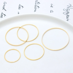 Makroaufnahme vergoldeter geometrischer Ringe für DIY-Schmuckherstellungszubehör