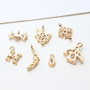 Goldene Messinganhänger mit Zirkonia in Schmetterlings- und Schneeform für DIY-Schmuck