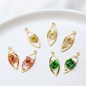 Leaf-shaped gold resin flower pendants with gold foil and dried flowers for jewelry DIY