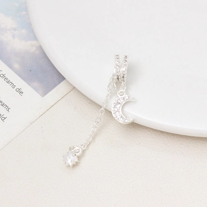 Ciondolo in argento con ciondoli a luna e stella in zircone pavé ed elegante nappa lunga