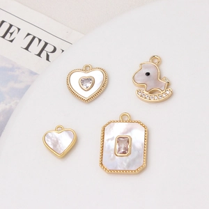 Makro-Detail von 18K vergoldeten Muschel-Anhängern mit Zirkon für DIY-Schmuck
