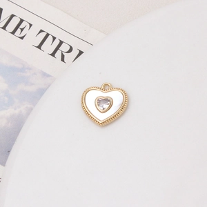 Makroaufnahme von Herzanhänger mit 18K Gold, Perlmutt und Zirkon für DIY Halsketten