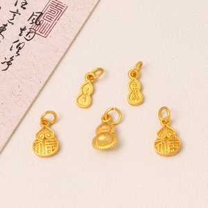 Macro detail van 24k vergulde kalebas en perzik bedeltjes voor DIY-sieraden