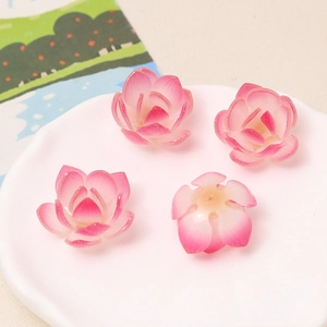 Makro-Detail von handgefertigten Lotusblumen-Anhängern aus Harz für DIY-Schmuckherstellung