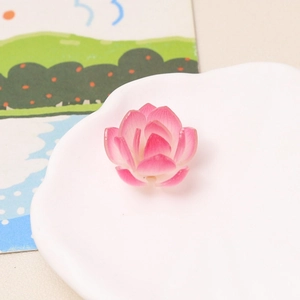 Nahaufnahme eines rosa-weißen Lotus-Anhängers aus Harz für DIY-Schmuck und Haarschmuck