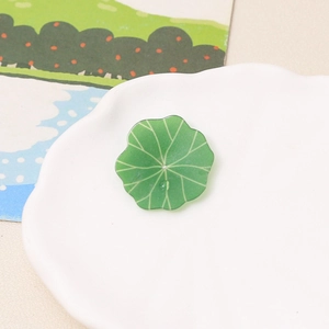 Detail einer Lotusblatt-Perle aus Harz mit Tautropfen für DIY-Schmuckherstellung