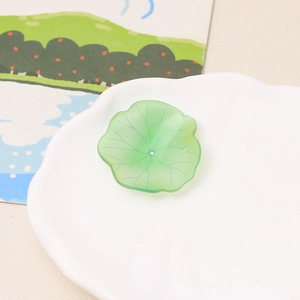 Detailansicht der lichtdurchlässigen grünen Lotusblatt-Resinperlen für DIY-Schmuck