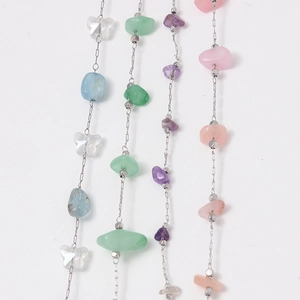 Detalle de cadenas de piedras de cristal irregulares en azul verde violeta y rosa para DIY