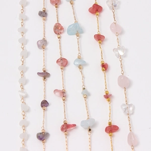 Detalle de cadenas doradas con diversas piedras de cristal natural irregulares para joyas DIY