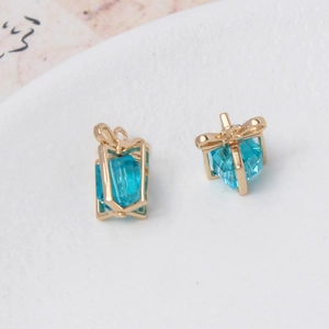 Detail von blauen Kristall Geschenkbox Anhängern mit goldenem Schleifenrahmen für Schmuck