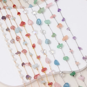Detalle de cuentas de cristal natural irregular en cadena dorada y plateada para joyería
