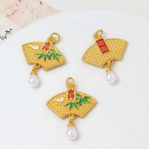 Bamboe waaier hanger met gouden afwerking, groen emaille en parel in Chinese stijl