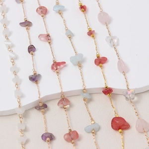 Detalle de cuentas de cristal natural irregular en cadenas finas bañadas en oro