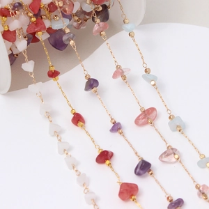 Cadena de cobre dorada con cristales naturales irregulares de colores para bisutería artesanal