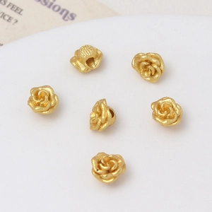 Gedetailleerd zicht op matgouden rozenhangers met Fu-gravure voor DIY-sieraden maken