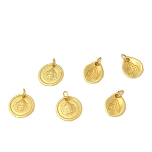 Gouden DIY sieraden hangers met reliëf van mythische wezens en zittende Boeddha figuren