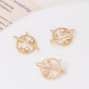 Dettaglio di ciondoli a forma di pianeta placcati oro 18k con zirconi per gioielli DIY