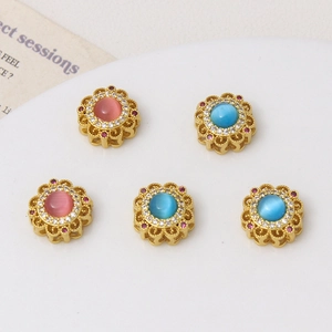 Détail de perles intercalaires fleurs dorées avec œil de chat et zircone pour bijoux DIY