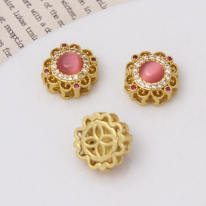 Détail macro d'une perle fleur en or avec pierre œil de chat et zircon pour bijoux DIY