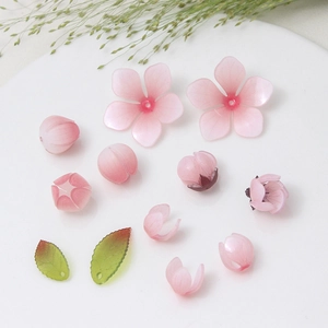 Dettaglio fiori di ciliegio in resina rosa e foglie per accessori capelli fai da te