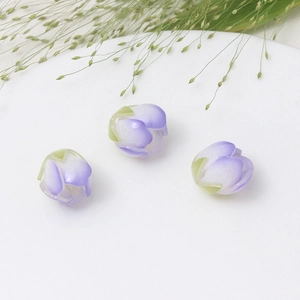 Detailansicht handgefertigter 3D-Resin-Tulpenperlen mit lila Farbverlauf für Haarschmuck