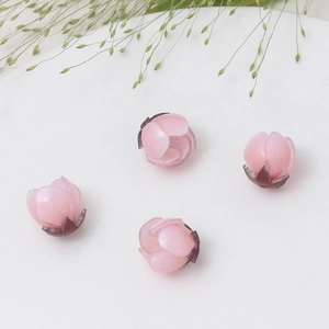 Dettaglio di perline a bocciolo rosa sfumato per gioielli fai-da-te e accessori