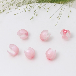 Dettaglio di perle a petalo rosa traslucido con trama di venature naturali di foglie