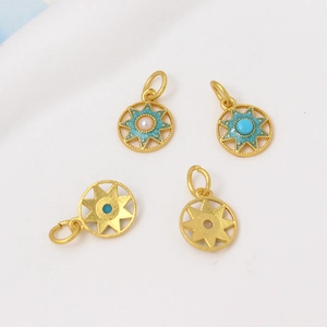 Set di quattro ciondoli a forma di sole dorato con turchese e perle per gioielli fai da te
