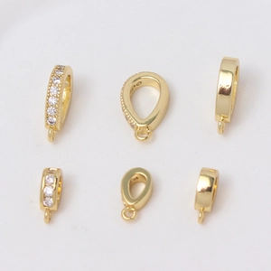 Λεπτομέρεια από επιχρυσωμένα κουμπώματα 18K σε σχήμα δάκρυ με ένθετα ζιργκόν