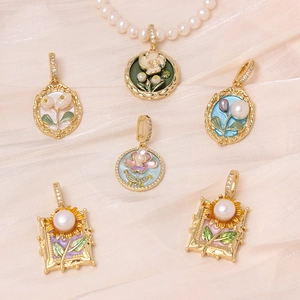 Detail von sechs goldenen Blumenanhängern mit Emaille und Perlen auf Satin-Stoff