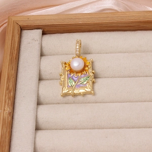 Makroaufnahme des Sonnenblumen-Anhängers im Vintage-Rahmen mit Emaille und Perle