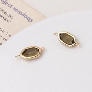 Detail van zeshoekige gouden frames met donkerbruin kristalglas voor DIY-sieradenontwerpen