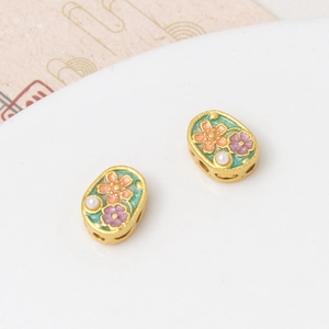 Detalle macro de cuentas de esmalte con incrustaciones de perlas para crear joyería